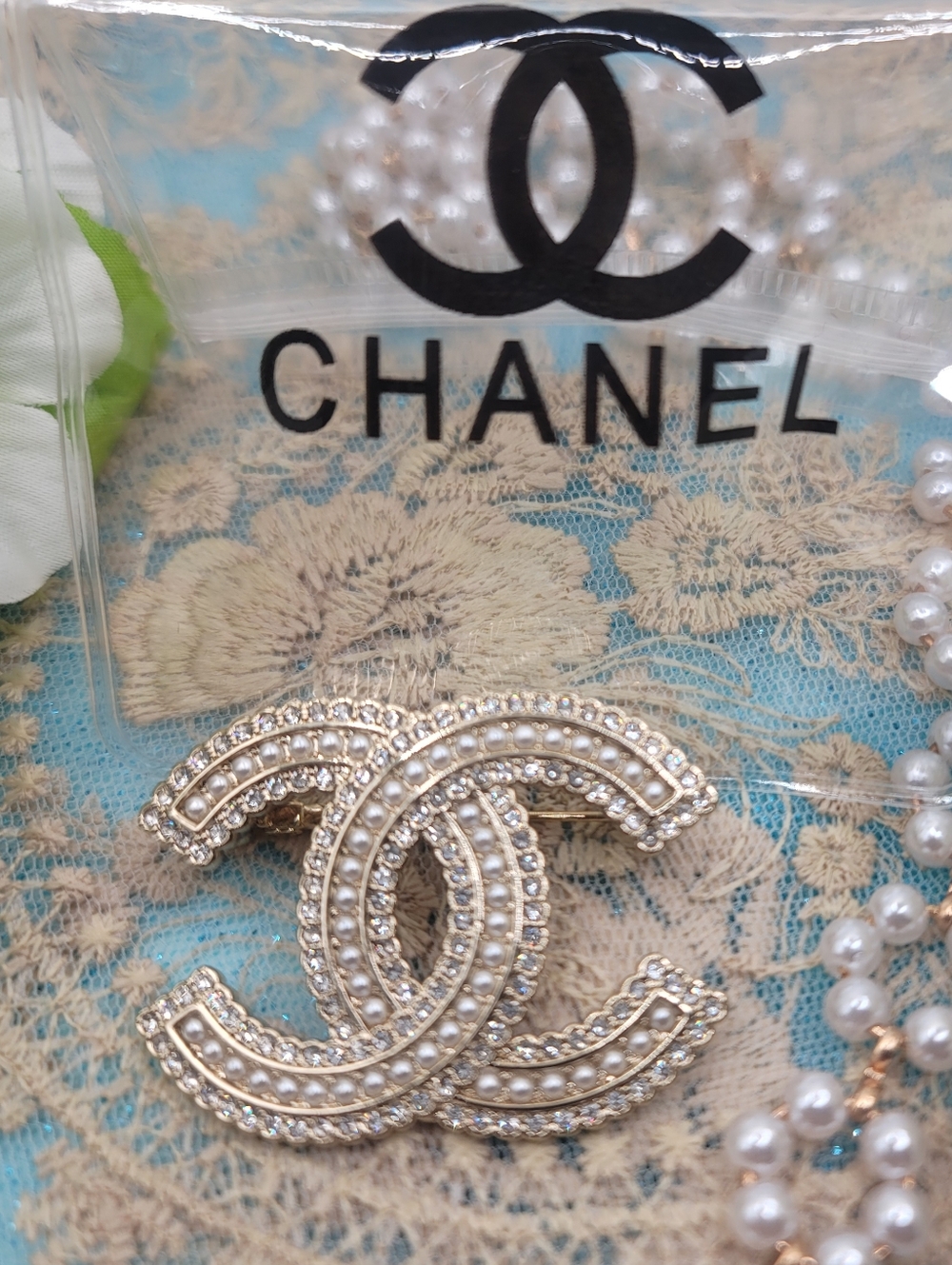 CHANEL Pearl & Crystal Interlocking CC Brooch in Gold - Picture 3 of 8